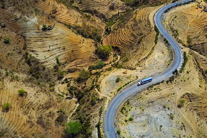 Một bức không ảnh ghi lại cảnh một chiếc xe tải di chuyển qua các quả đồi và ruộng bậc thang ở thung lũng Omo của Ethiopia. Ảnh: Corbis.