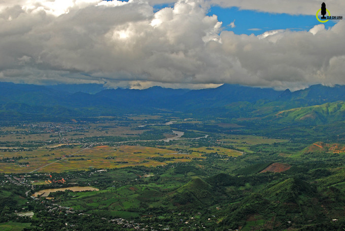 Nằm cách thành phố Yên Bái chừng 80 km về phía tây, thung lũng Mường Lò được ví như một lòng chảo khổng lồ bao trọn toàn bộ thị xã Nghĩa Lộ và một vài xã của huyện Văn Chấn.