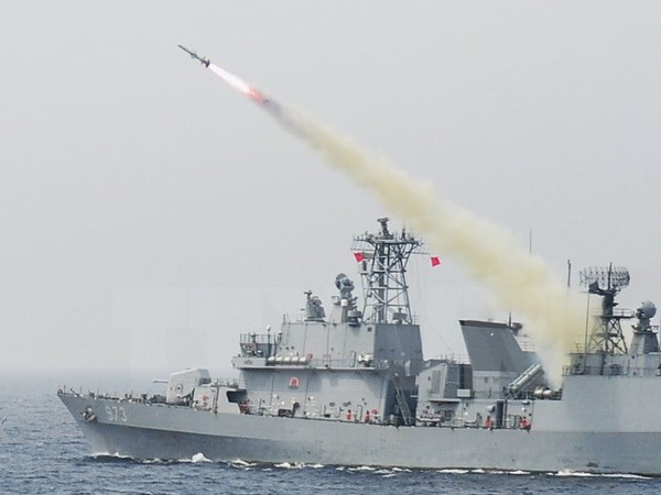 Tên lửa Harpoon được phóng từ tàu khu trục Yang Manchun trong cuộc tập trận chung của không quân và hải quân Hàn Quốc ở vùng biển phía đông nước này.
