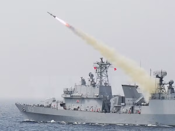 Tên lửa Harpoon được phóng từ tàu khu trục Yang Manchun trong cuộc tập trận chung của không quân và hải quân Hàn Quốc ở vùng biển phía đông nước này.
