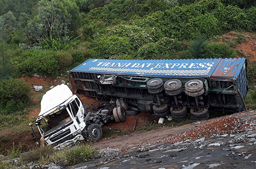 Chiếc xe đầu kéo mất lái, lao xuống vực sâu bảy mét khi đang đổ đèo. Chiếc xe đầu kéo mất lái, lao xuống vực sâu bảy mét khi đang đổ đèo.