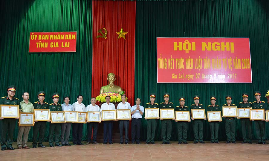 Chủ tịch UBND tỉnh trao bằng khen cho các tập thể.