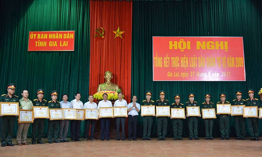 Chủ tịch UBND tỉnh trao bằng khen cho các tập thể.