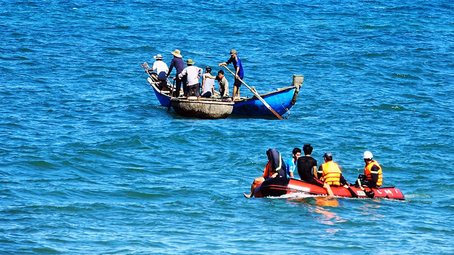 Lực lượng cứu nạn cứu hộ và người dân đang tích cực tìm kiếm ở khu vực ông Kiệt tắm biển.