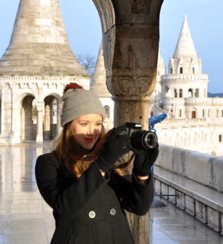 Ăn uống bên ngoài: Có những lúc bạn sẽ cảm thấy hơi kì cục nếu ngồi ăn một mình trong một nhà hàng nào đó trong khi xung quanh là các cặp đôi hoặc những nhóm bạn bè.