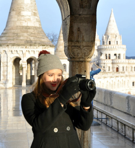 Ăn uống bên ngoài: Có những lúc bạn sẽ cảm thấy hơi kì cục nếu ngồi ăn một mình trong một nhà hàng nào đó trong khi xung quanh là các cặp đôi hoặc những nhóm bạn bè. Ăn uống bên ngoài: Có những lúc bạn sẽ cảm thấy hơi kì cục nếu ngồi ăn một mình trong một nhà hàng nào đó trong khi xung quanh là các cặp đôi hoặc những nhóm bạn bè.