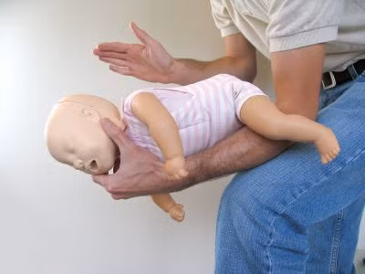 Cần vỗ lưng khi bé bị hóc dị vật