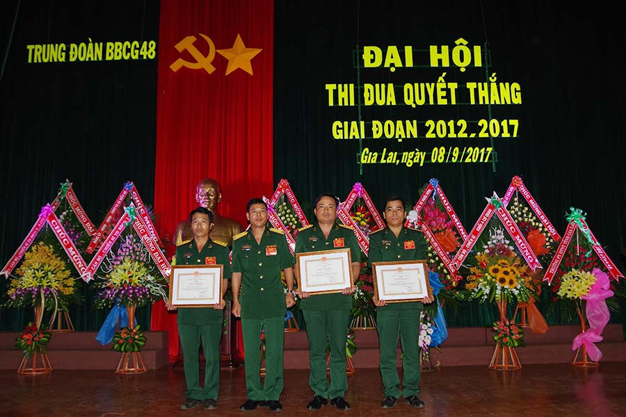  Tặng giấy khen cho các tập thể. Ảnh: Vĩnh Hoàng