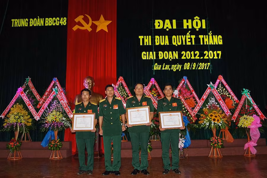  Tặng giấy khen cho các tập thể. Ảnh: Vĩnh Hoàng