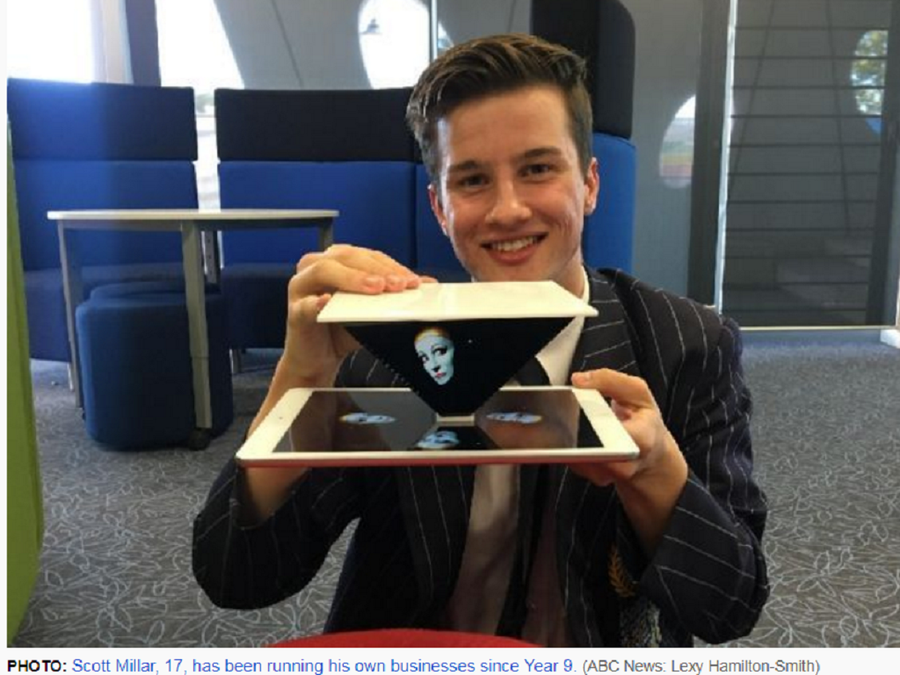 Nam sinh Scott Millar và thiết bị trình chiếu 3D hologram. Nam sinh Scott Millar và thiết bị trình chiếu 3D hologram.