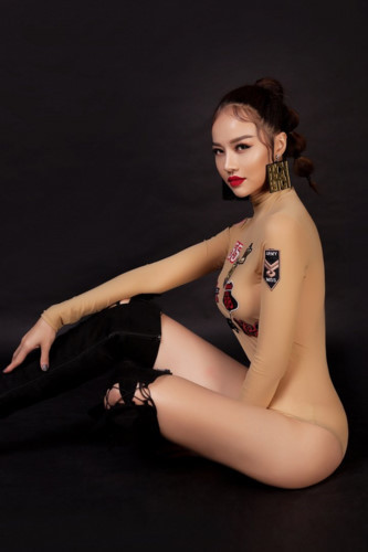 Trong bộ hình này, cô nàng hoàn toàn tự tin khi phô diễn các chỉ số hình thể đẹp dù diện nhiều mẫu áo tắm với nhiều kiểu dáng và phong cách khác nhau, dù có phần hông khoét cao và phần cổ chữ V khoét sâu đi chăng nữa. Trong bộ hình này, cô nàng hoàn toàn tự tin khi phô diễn các chỉ số hình thể đẹp dù diện nhiều mẫu áo tắm với nhiều kiểu dáng và phong cách khác nhau, dù có phần hông khoét cao và phần cổ chữ V khoét sâu đi chăng nữa.