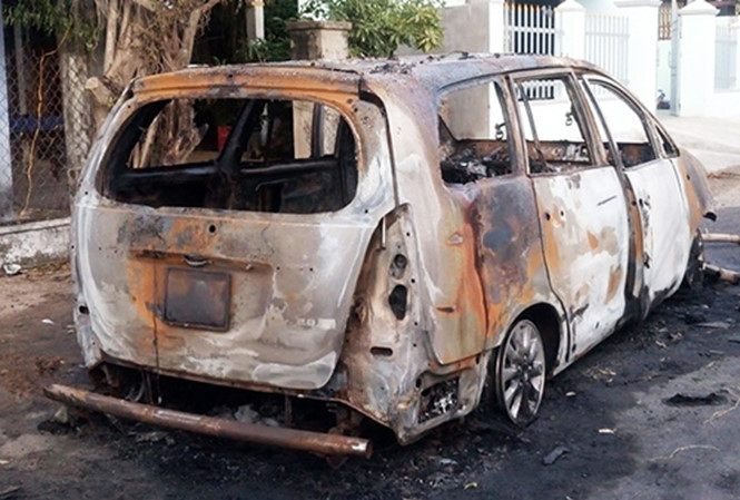 Xe Innova bị cháy rụi sau khi phát nổ.