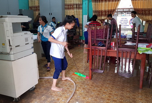 Thầy trò trường THPT Nguyễn Hữu Cảnh dọn dẹp phòng chức năng sau khi bị nước tràn vào rạng sáng nay. Thầy trò trường THPT Nguyễn Hữu Cảnh dọn dẹp phòng chức năng sau khi bị nước tràn vào rạng sáng nay.