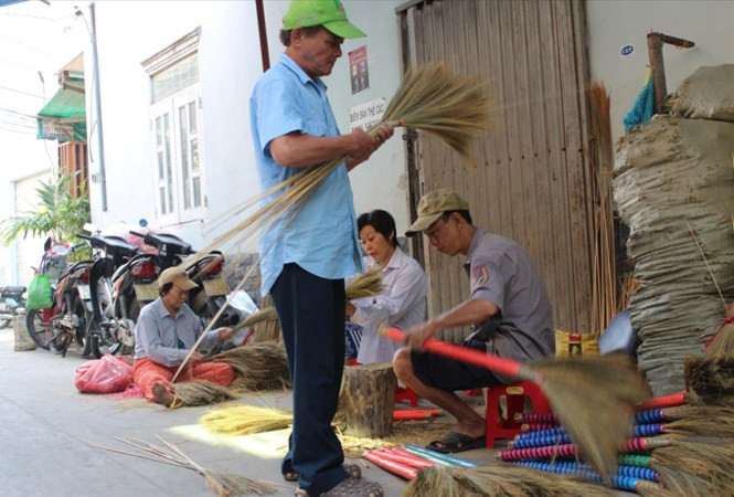Xóm chổi Sài Gòn giờ chẳng còn mấy ai theo nghề. Xóm chổi Sài Gòn giờ chẳng còn mấy ai theo nghề.