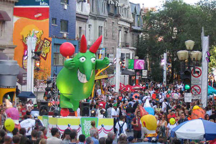  Just for Laughs - Canada. Được tổ chức tại Montreal, Quenbec, Just for laughs là lễ hội hài kịch lớn nhất thế giới. Lễ hội lần đầu được tổ chức vào năm 1983, diễn ra vào mùa hè hằng năm, lễ hội Just for Laughs đem đến thành phố tiếng cười với hàng loạt chương trình và hoạt động như gala, nghệ thuật đường phố, trình diễn kịch.