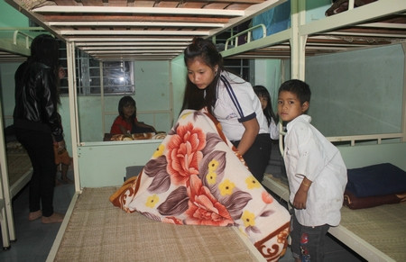 Các em học sinh tự giác gấp chăn màn mỗi buổi sáng sau khi thức dậy. Ảnh: M.T Tự giác gấp chan màn mỗi sáng