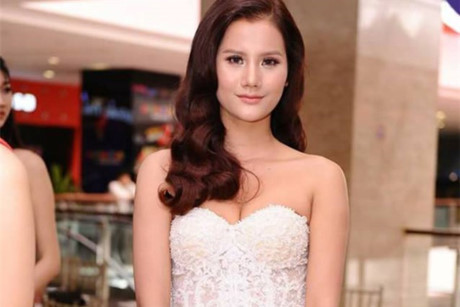 Mới đây, quán quân Hương Ly bất ngờ tham gia buổi sơ khảo Hoa hậu Hoàn vũ Việt Nam 2017 tại Hà Nội. Chân dài sinh năm 1995 còn gây chú ý bởi gương mặt khác lạ. Ảnh: Vietnamnet Mới đây, quán quân Hương Ly bất ngờ tham gia buổi sơ khảo Hoa hậu Hoàn vũ Việt Nam 2017 tại Hà Nội. Chân dài sinh năm 1995 còn gây chú ý bởi gương mặt khác lạ. Ảnh: Vietnamnet