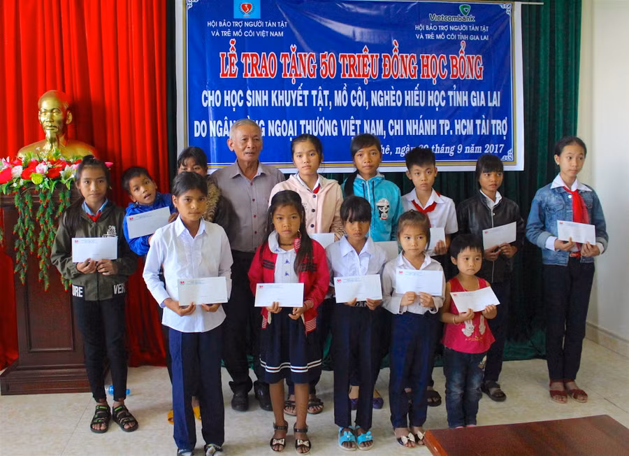 Giá trị học bổng tuy nhỏ nhưng là nguồn động viên tinh thần vô cùng lớn đối với trẻ em nghèo, kém may mắn. Ảnh: Hồng Thi