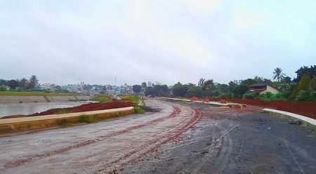 Dự án kè chống sạt lở suối Hội Phú giai đoạn 1 (từ đường Nguyễn Lương Bằng đến Hùng Vương) đang bị ách tắc bởi 1 hộ duy nhất chưa thống nhất phương án bồi thường hỗ trợ của UBND TP. Pleiku. Ảnh: M.N Công tác bồi thường, giải phóng mặt bằng dự án Kè