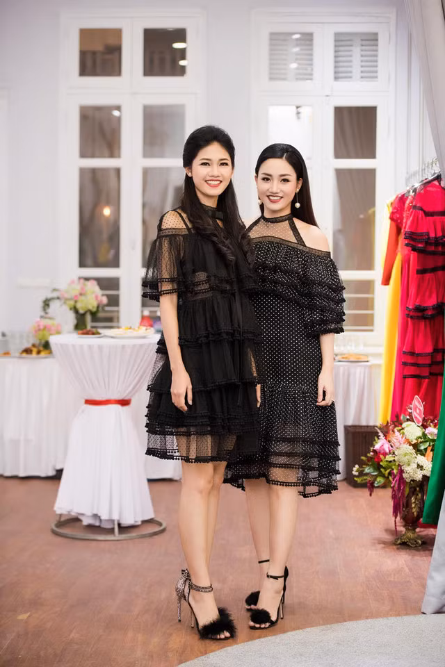 Chị em Trà My (phải) - Thanh Tú (trái) khiến nhiều người ngưỡng mộ khi cùng đăng quang ngôi vị cao của 2 cuộc thi nhan sắc cấp quốc gia.