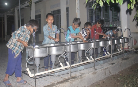 Mỗi học sinh bán trú được hưởng chế độ hàng tháng là 520.000 đồng và 15 kg gạo. Ảnh: M.T Các rm được ràn luyên