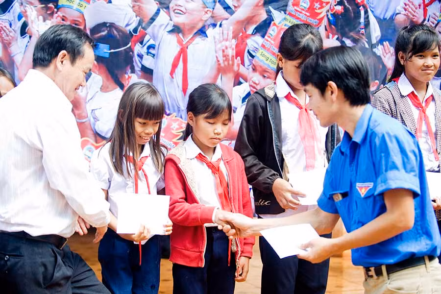 Chi đoàn Báo Gia Lai và lãnh đạo xã Trang trao học tập học sinh nghèo vượt khó. Ảnh: N.G