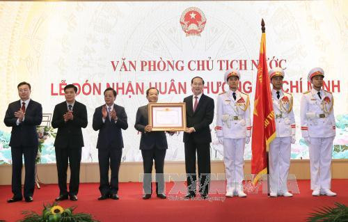 Chủ tịch nước Trần Đại Quang trao tặng Huân chương Hồ Chí Minh cho Văn phòng Chủ tịch nước. Chủ tịch nước Trần Đại Quang trao tặng Huân chương Hồ Chí Minh cho Văn phòng Chủ tịch nước.