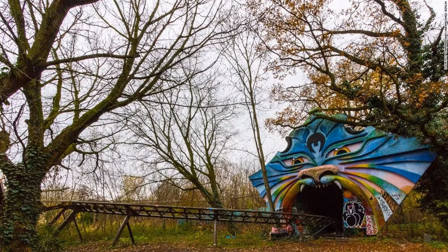 Dự án Abandoned Berlin (tạm dịch: Berlin bị bỏ rơi) bắt đầu vào năm 2009 với công viên Spreepark, một khu tổ hợp giải trí bị bỏ hoang ở không xa trung tâm thành phố Berlin.