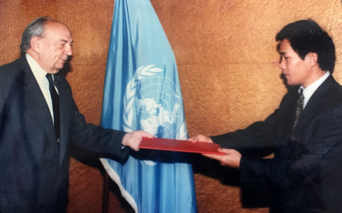 Đại sứ Nguyễn Quý Bính (bên phải) bắt đầu nhiệm kỳ tại LHQ tháng 11-1997 Đại sứ Nguyễn Quý Bính (bên phải) bắt đầu nhiệm kỳ tại LHQ tháng 11-1997