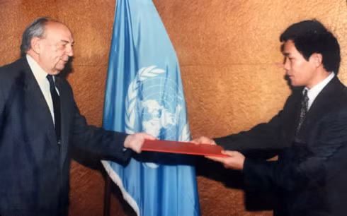 Đại sứ Nguyễn Quý Bính (bên phải) bắt đầu nhiệm kỳ tại LHQ tháng 11-1997