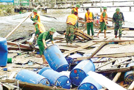 Bộ đội Biên phòng giúp dân thu gom đồ đạc còn sót lại.