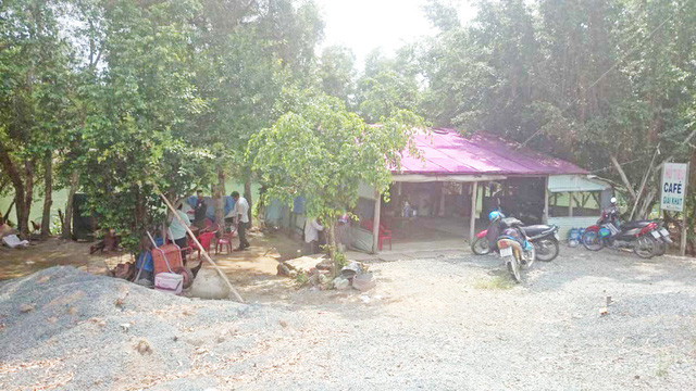 Khu vực hai mẹ con bà T. cãi nhau rồi bà T. châm xăng tự thiêu. Khu vực hai mẹ con bà T. cãi nhau rồi bà T. châm xăng tự thiêu.