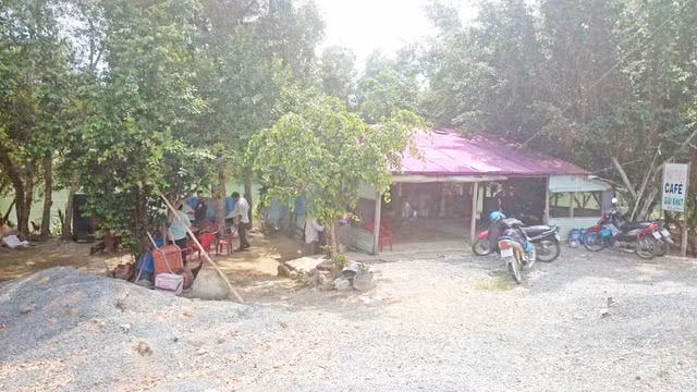 Khu vực hai mẹ con bà T. cãi nhau rồi bà T. châm xăng tự thiêu. Khu vực hai mẹ con bà T. cãi nhau rồi bà T. châm xăng tự thiêu.