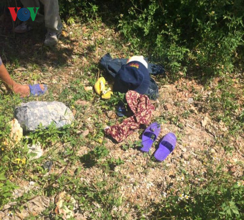 Một số vật dụng người mẹ để lại tại hiện trường trước khi ôm các con tự vẫn. Một số vật dụng người mẹ để lại tại hiện trường trước khi ôm các con tự vẫn.