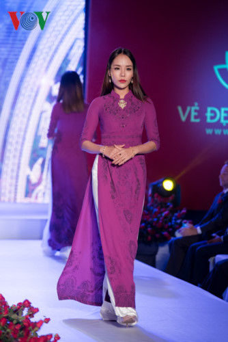 “Sen vàng” là bộ sưu tập thời trang lấy ý tưởng từ những bộ áo dài cưới hỏi của các tiểu thư khuê các thời phong kiến và được làm hoàn toàn thủ công trong gần 1 năm. “Sen vàng” là bộ sưu tập thời trang lấy ý tưởng từ những bộ áo dài cưới hỏi của các tiểu thư khuê các thời phong kiến và được làm hoàn toàn thủ công trong gần 1 năm.
