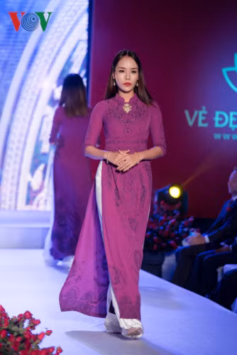 “Sen vàng” là bộ sưu tập thời trang lấy ý tưởng từ những bộ áo dài cưới hỏi của các tiểu thư khuê các thời phong kiến và được làm hoàn toàn thủ công trong gần 1 năm.