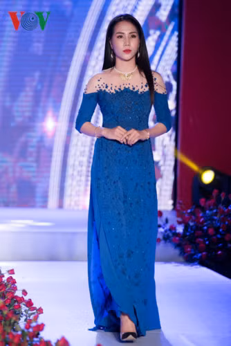 Những mẫu thiết kế được đính đá một cách tỉ mỉ.