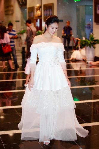 "Bất cứ ai cũng có tình yêu đầu tiên trong công việc, tình cảm. Với riêng tôi, đó lại là tình yêu đầu tiên với thế giới thời trang. Chính từ đó tôi đã nuôi lớn ước mơ trở thành nhà thiết kế", Ngọc Hân chia sẻ.