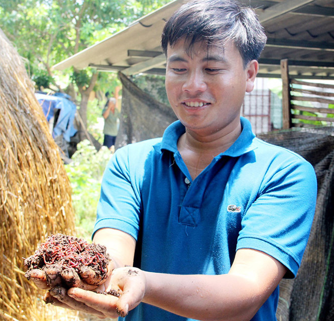 Anh Trúc giới thiệu sản phẩm trùn quế của trang trại.