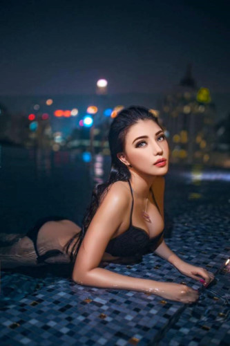 Jenny Nguyễn tên thật là Nguyễn Lê Mỹ Linh, 25 tuổi, cao 1,73 m. Cô sở hữu số đo ba vòng bốc lửa cùng làn da nâu quyến rũ. Jenny Nguyễn tên thật là Nguyễn Lê Mỹ Linh, 25 tuổi, cao 1,73 m. Cô sở hữu số đo ba vòng bốc lửa cùng làn da nâu quyến rũ.