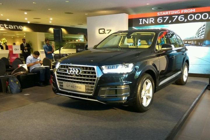 Về thiết kế, nhìn trực quan bên ngoài không có sự khác biệt giữa hai biến thể xăng dầu và dầu (diesel). Các tính năng và trang bị bên ngoài giống hệt nhau như cụm đèn pha LED DRLs, bộ lưới tản nhiệt dạng 3D là các thanh ngang lớn, đường viền mạ crôm sáng bao quanh. Đáng chú ý là cặp đèn sương mù được thay bằng kiểu thang ngang khá bắt mắt.  Về thiết kế, nhìn trực quan bên ngoài không có sự khác biệt giữa hai biến thể xăng dầu và dầu (diesel). Các tính năng và trang bị bên ngoài giống hệt nhau như cụm đèn pha LED DRLs, bộ lưới tản nhiệt dạng 3D là các thanh ngang lớn, đường viền mạ crôm sáng bao quanh. Đáng chú ý là cặp đèn sương mù được thay bằng kiểu thang ngang khá bắt mắt.