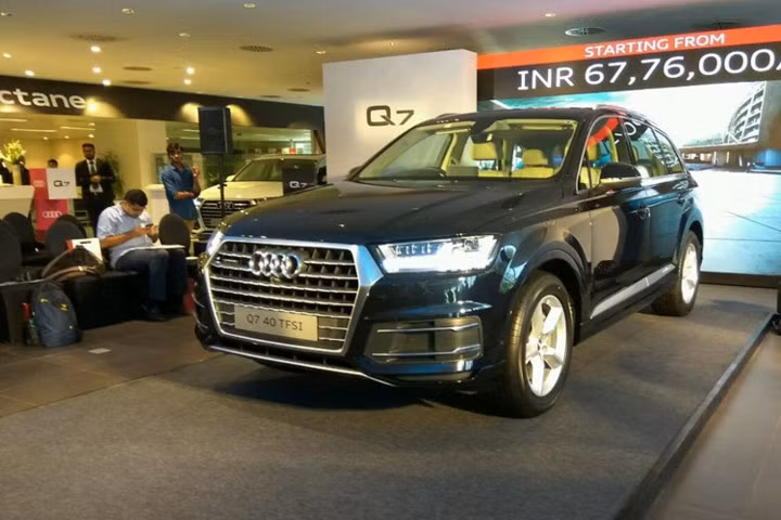 Về thiết kế, nhìn trực quan bên ngoài không có sự khác biệt giữa hai biến thể xăng dầu và dầu (diesel). Các tính năng và trang bị bên ngoài giống hệt nhau như cụm đèn pha LED DRLs, bộ lưới tản nhiệt dạng 3D là các thanh ngang lớn, đường viền mạ crôm sáng bao quanh. Đáng chú ý là cặp đèn sương mù được thay bằng kiểu thang ngang khá bắt mắt. Về thiết kế, nhìn trực quan bên ngoài không có sự khác biệt giữa hai biến thể xăng dầu và dầu (diesel). Các tính năng và trang bị bên ngoài giống hệt nhau như cụm đèn pha LED DRLs, bộ lưới tản nhiệt dạng 3D là các thanh ngang lớn, đường viền mạ crôm sáng bao quanh. Đáng chú ý là cặp đèn sương mù được thay bằng kiểu thang ngang khá bắt mắt.