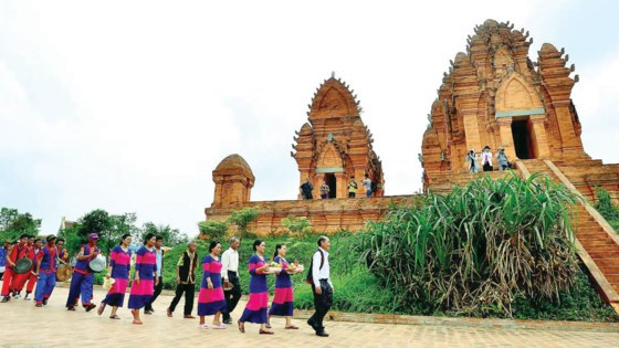 Sau đó, đoàn người Raglai sẽ bộ hành đến khu vực tháp Chăm để báo với thần linh người Chăm đã đưa người chết về và tổ chức xong lễ bỏ mả.