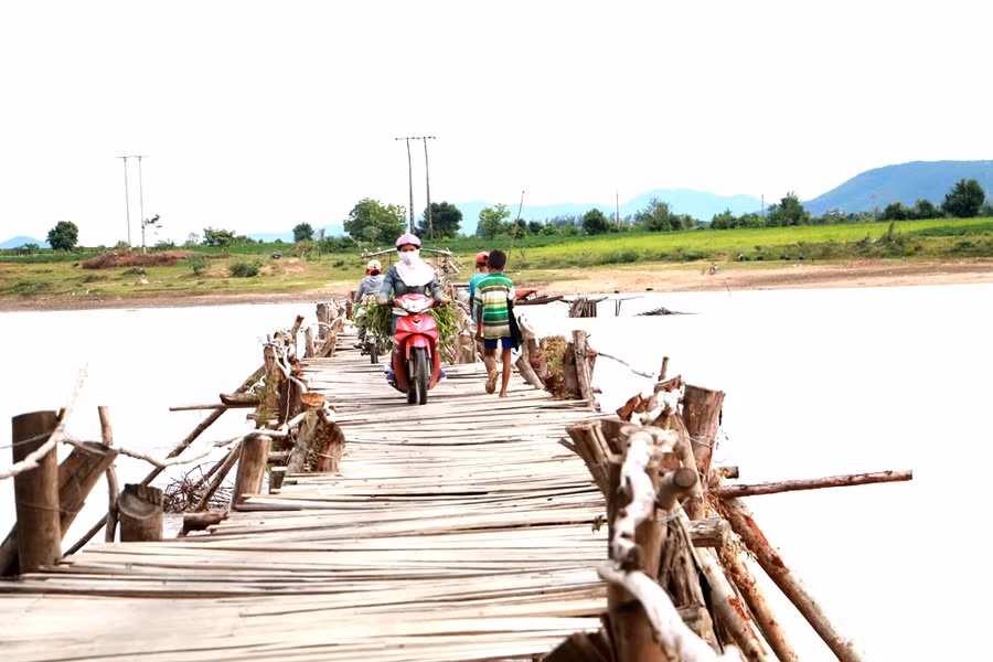 Hàng ngày có cả ngàn lượt người dân đi qua cây cầu tạm nối 2 xã Phú Cần và Ia Rmok. Ảnh:Q.T