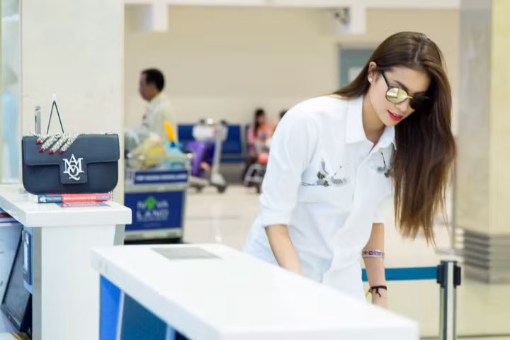 Dù làm việc miệt mài từ sáng tới đêm khuya, Phạm Hương vẫn nhanh chóng bắt nhịp được với cường độ công việc cao và giữ được thần sắc rạng ngời.