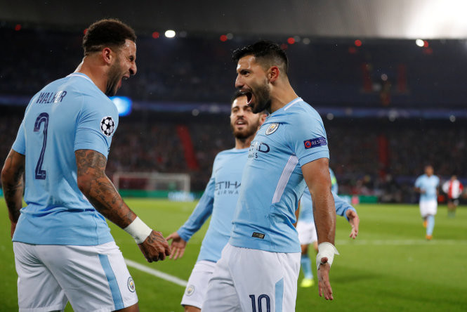 Aguero (phải) ăn mừng bàn nâng tỉ số lên 2-0 cho M.C. Ảnh: REUTERS