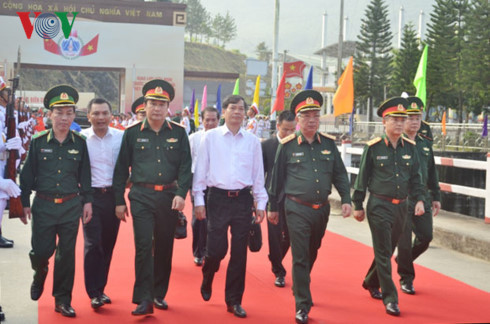 Thượng tướng Nguyễn Chí Vịnh, Thứ trưởng Bộ Quốc phòng và các thành viên đoàn đại biểu Việt Nam ra đón đoàn đại biểu Trung Quốc tại điểm giáp danh hai nước tại cửa khẩu Ma Lù Thàng, huyện Phong Thổ, tỉnh Lai Châu. Thượng tướng Nguyễn Chí Vịnh, Thứ trưởng Bộ Quốc phòng và các thành viên đoàn đại biểu Việt Nam ra đón đoàn đại biểu Trung Quốc tại điểm giáp danh hai nước tại cửa khẩu Ma Lù Thàng, huyện Phong Thổ, tỉnh Lai Châu.