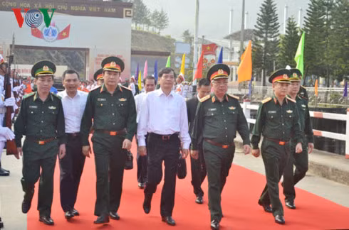 Thượng tướng Nguyễn Chí Vịnh, Thứ trưởng Bộ Quốc phòng và các thành viên đoàn đại biểu Việt Nam ra đón đoàn đại biểu Trung Quốc tại điểm giáp danh hai nước tại cửa khẩu Ma Lù Thàng, huyện Phong Thổ, tỉnh Lai Châu.