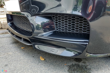 Để tăng độ hầm hố, chủ xe độ lại gói bodykit sợi carbon của 3D Design. Gói độ gồm líp cản trước, nẹp hông, cánh gió đuôi và ốp gương sợi carbon. Để tăng độ hầm hố, chủ xe độ lại gói bodykit sợi carbon của 3D Design. Gói độ gồm líp cản trước, nẹp hông, cánh gió đuôi và ốp gương sợi carbon.