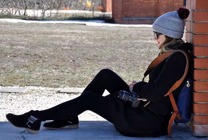  Định kiến của mọi người: Mọi người thường cho rằng du lịch một mình là một quyết định liều lĩnh và nguy hiểm, nhất là khi bạn là con gái. Gia đình hoặc bạn bè cũng sẽ không an tâm về sự an toàn của bạn.